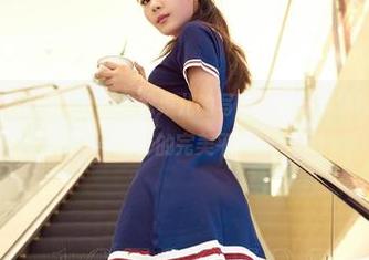 AISS爱丝(钻石版) - 女王松果儿的写真集，分享她如何驾驭优雅与狂野的完美平衡。