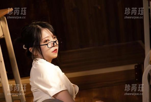 高清水手服套图：Leah梓未，你这是在撩还是在卖萌？快来给我个解释！