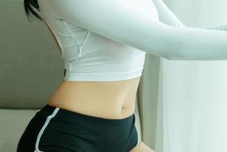 UGirls尤果网 - Zora若拉最新写真：眼镜拯救了我的审美疲劳。