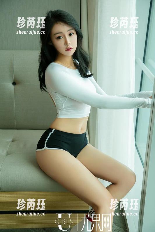 UGirls尤果网 - Zora若拉最新写真：眼镜拯救了我的审美疲劳。