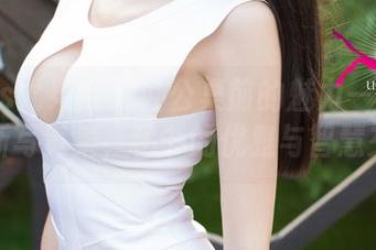 UGirls尤果网 - 办公桌前的魅力——曾嘉琪最新写真集，秘书的优雅与智慧交融！