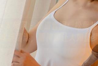 UGirls尤果网 - 高清套图：松果儿在浴缸中，水波荡漾，眼神却让人如坠梦境。