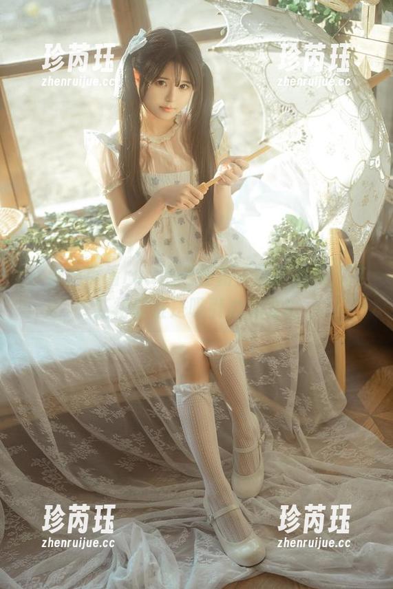 各种角度看rua阮阮红裙，精选图片：这红裙简直是吸引力爆表！