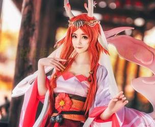 下载yui金鱼的蝶步韶华图包，看看她怎么在镜头前优雅翻滚！