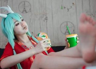 一米八的大梨子：夏天的作品像阳光一样，轻轻照射我的心头