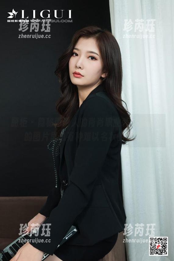 丽柜 - 隐秘而诱人的肖肖职业装，无圣光的图片里总有种难以名状的张力。