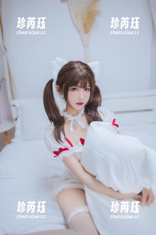 图库里的隐秘故事：仙女月与大凤的纯白婚纱分享时刻