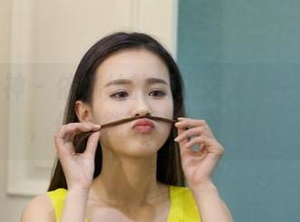 克拉女神 - 依娜丝的海边时光：一键下载，仿佛能闻到海盐味！