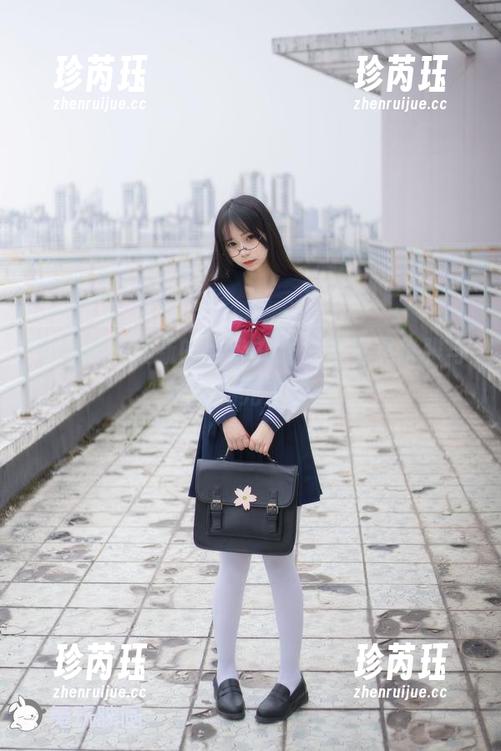 兔玩映画最新的黑色礼服，简直是优雅与诱惑的完美结合
