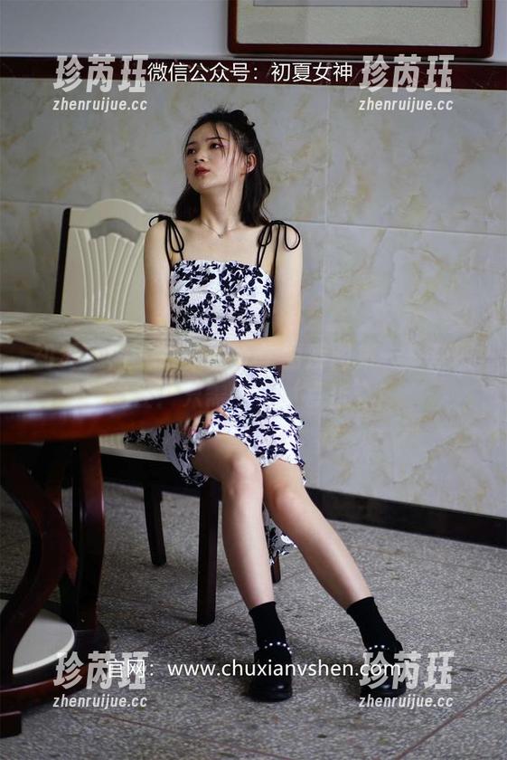 初夏女神 - 柒柒的天生丽质图集——获取途径：只需一个‘点击’！