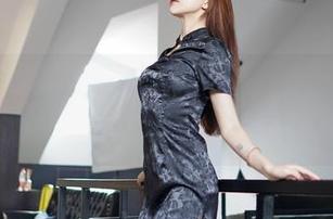 嗲囡囡 - 白色背后，是伊蓓Eva的美图套路，图包里的调皮元素扎心了，哈哈！