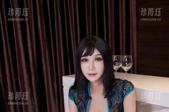 尤物馆 - 套装绝了！FoxYini孟狐狸的写真表现力简直可以跟超模媲美？