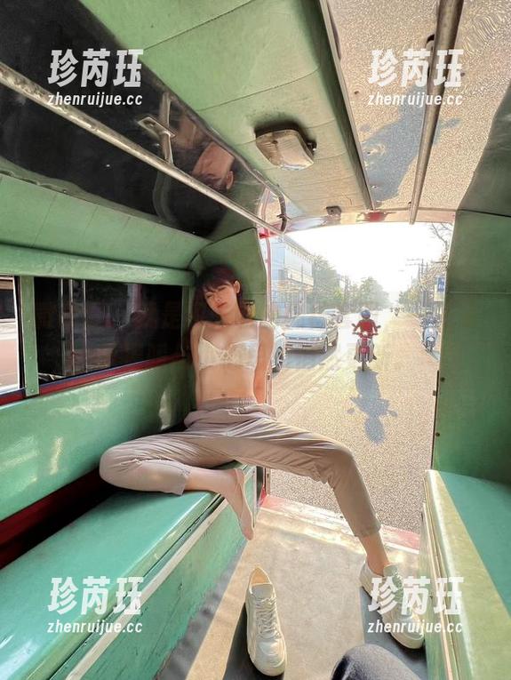 微密圈 - 就是阿朱啊的棉袜套图，一场关于温暖与小心思的悄然更新。