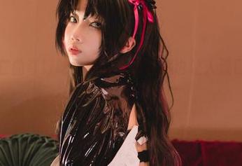 不只杏仁曲奇好吃，她的礼服照片也让人流口水，快来免费观看！