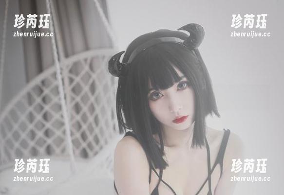 别眨眼！清颜颜子最新的美足图片就在这里，在等你！