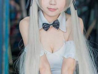 在线感受白金Saki长腿的魅力，原图如此：腿长的人生赢家！