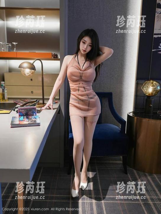 秀人网 - 唐翩翩的低调奢华：一张写真，一丝裤里的惊喜