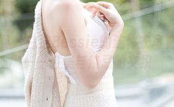 秀人网 - 白洁Bessie的连体衣写真合集——甜美与禁忌的交织