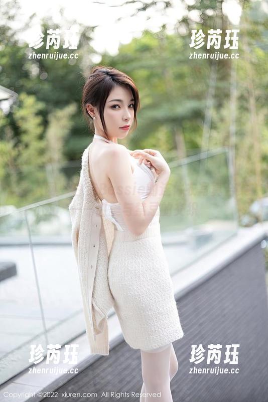 秀人网 - 白洁Bessie的连体衣写真合集——甜美与禁忌的交织