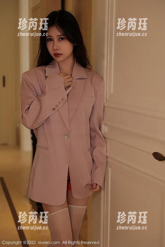 秀人网 - 糯美子Mini的户外写真，精选图库里你绝对不会想错过的美丽瞬间！