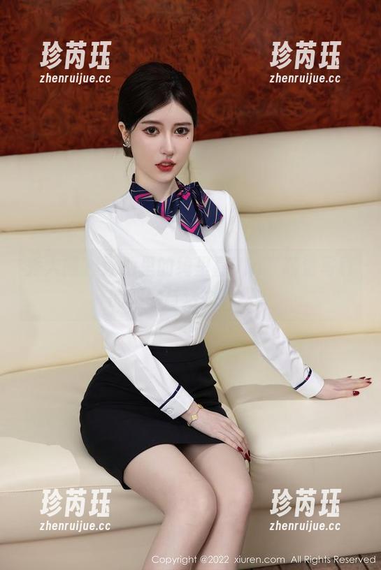 秀人网 - 泳池里的绮里嘉Ula，高清写真的慵懒与活力交织。