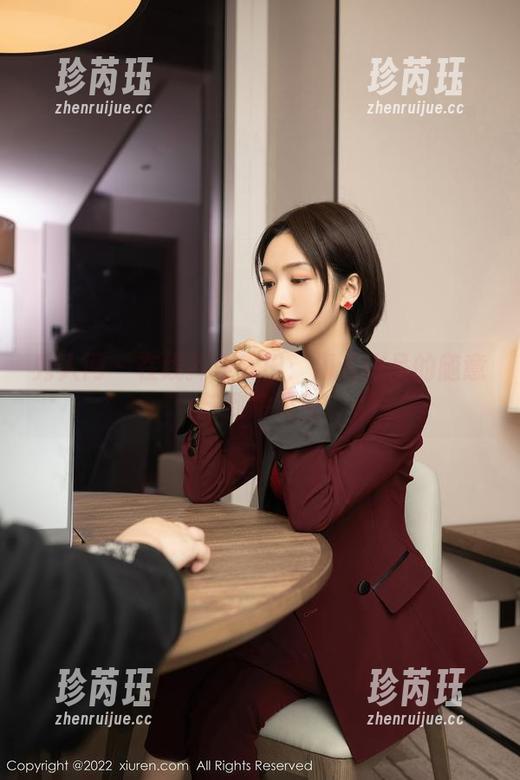 秀人网 - 在线探索麦田：海边作品的随意与致命吸引
