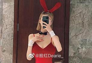 微密圈 - 脸红Dearie红色连体内衣写真大揭秘：时尚还是调皮？