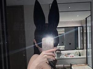 微密圈 - 哇，脸红Dearie的吊带黑丝图包简直就是风情万种，让人忍不住想要收藏所有细节！