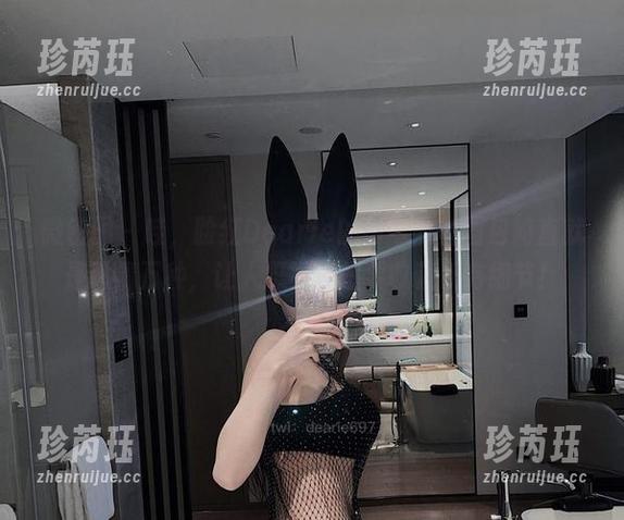 微密圈 - 哇，脸红Dearie的吊带黑丝图包简直就是风情万种，让人忍不住想要收藏所有细节！