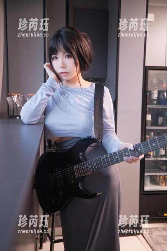 自闭颜球球：探秘她的丝袜原图写真，险些失控的魅力