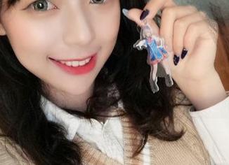 图片里的舞小喵：眼镜是道具，灵魂却是调皮的猫