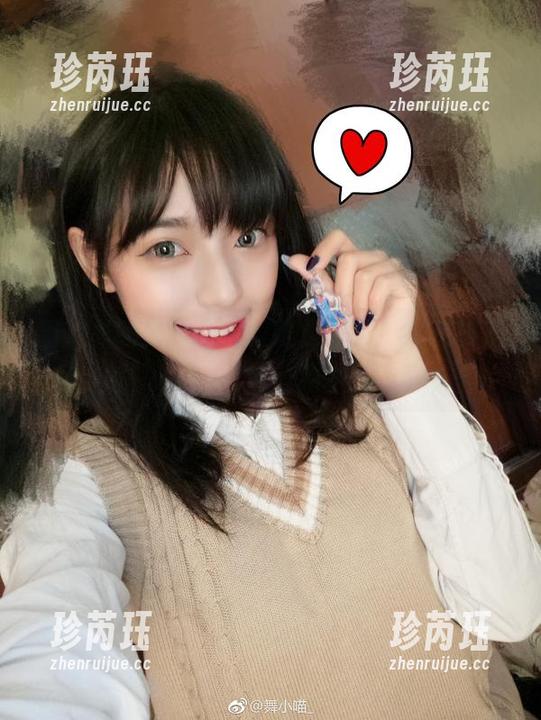图片里的舞小喵：眼镜是道具，灵魂却是调皮的猫