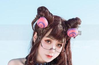 居家也能COS！芊川一笑MNK的搞笑合集，看完忍不住咧嘴笑。