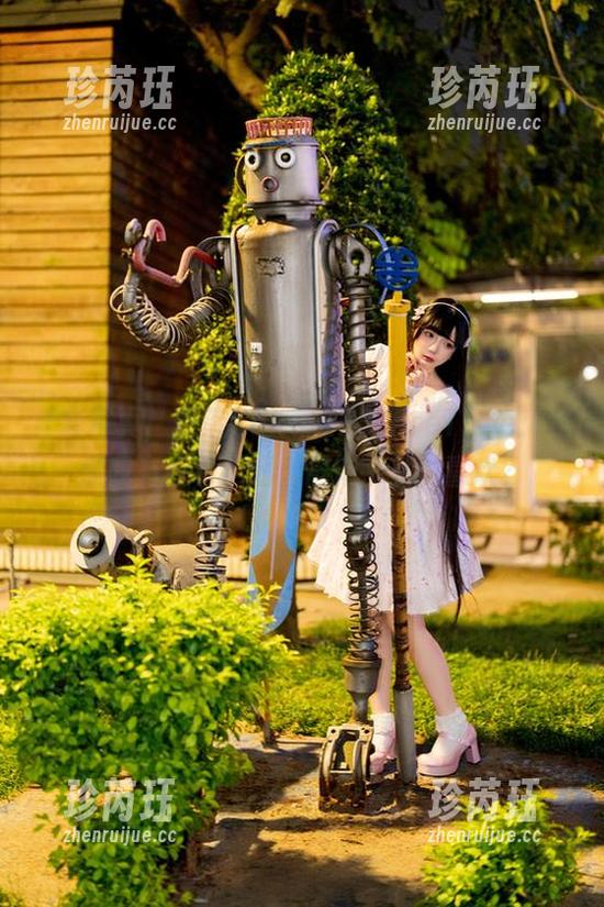 全套写真，落落Raku与FutureTone：这波我有点看不懂，但似乎又很喜欢？