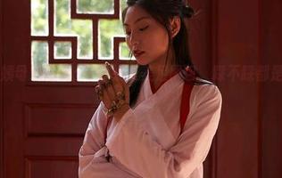 蜜桃社 - 姨母心爆棚：E杯奶茶美足图包，踩不踩都是一种享受！