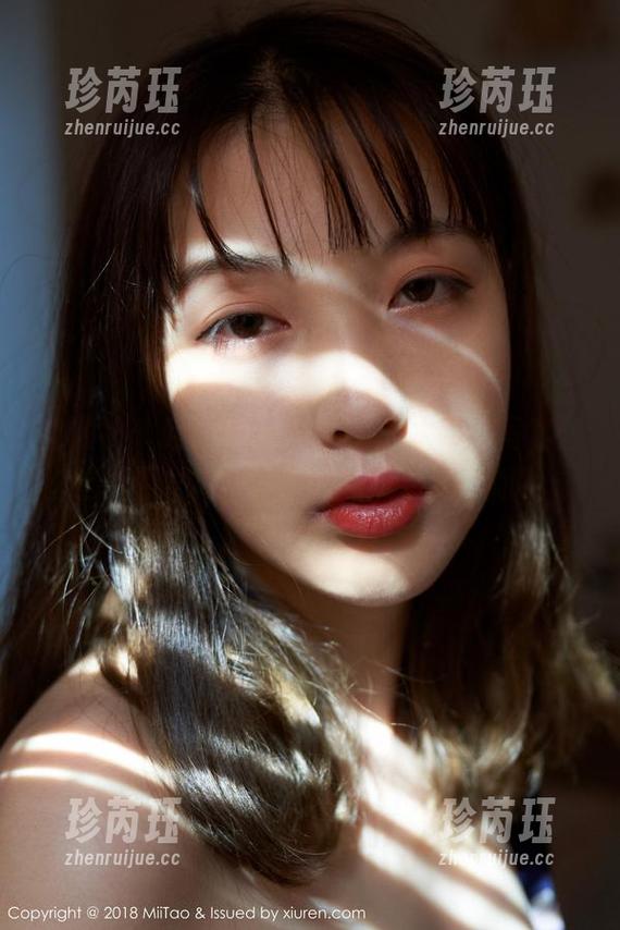 蜜桃社 - 哇！佩琦Pinky的水手服写真：这资源，简直是我的审美心里话哦！