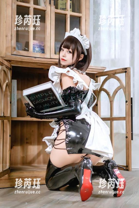 最新图集来了！蜜汁猫裘的小奶牛女仆自拍，俏皮又迷人！