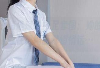 袜啵啵 - 精选瑶瑶裸足套图：她的脚，好像在跟地面聊悄悄话…