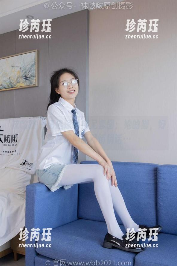 袜啵啵 - 精选瑶瑶裸足套图：她的脚，好像在跟地面聊悄悄话…