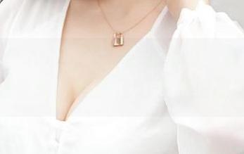 青豆客 - Akiki朱若慕的写真：美足背后，总有故事等待我们去细细品味。