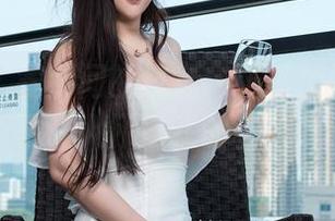 青豆客 - 霎那间的风情：张美荧的白衬衫套图让人怀疑我的审美观！
