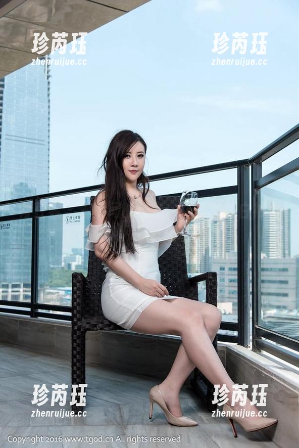 青豆客 - 霎那间的风情：张美荧的白衬衫套图让人怀疑我的审美观！