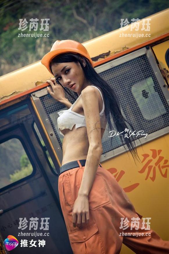 青豆客 - 看！魏扭扭的白衬衫在线，穿的是衣服还是故事？