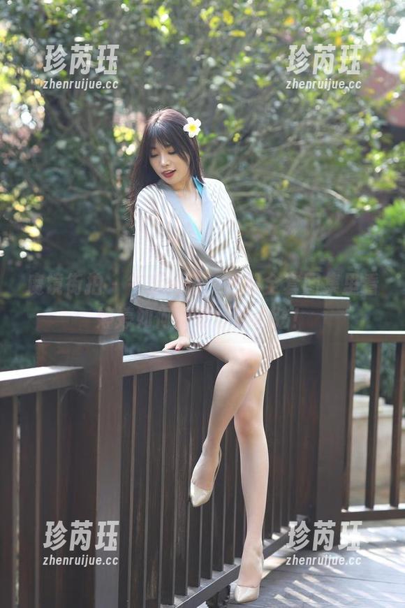 魔镜街拍 - 午后闲适，包臀全套图集里看婷婷如何撩动你的心弦！